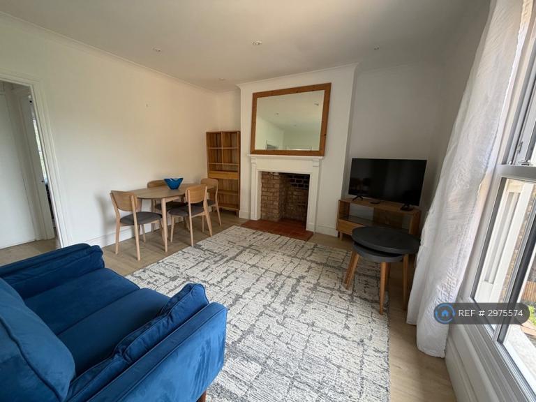 2 bedroom flat in Oxford Road North, London, W4 (2 bed) (#2975574)