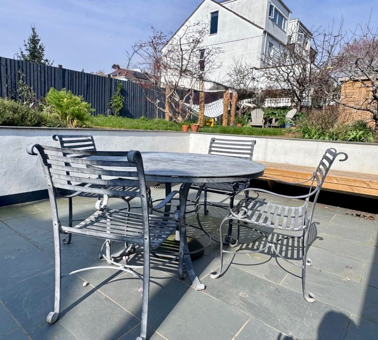Southwold 1.3m Round Garden Dining Table & 4 Chairs – Harrod Horticultural – Bristol