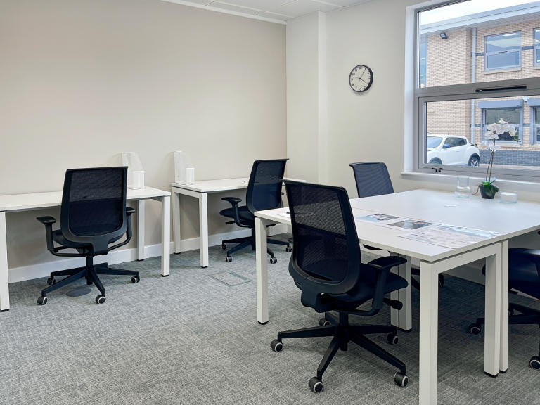 Solihull - B377WY \ Office for Rent with Flexible Move-In Options 3 Workstations