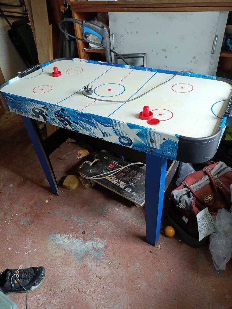 Air hockey table 
