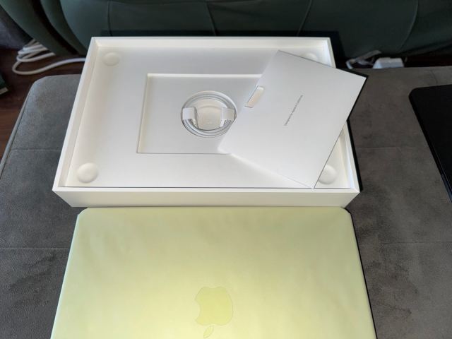 Apple MacBook Neo Citrus Yellow 8GB RAM 256GB SSD - Only 14 Cycles