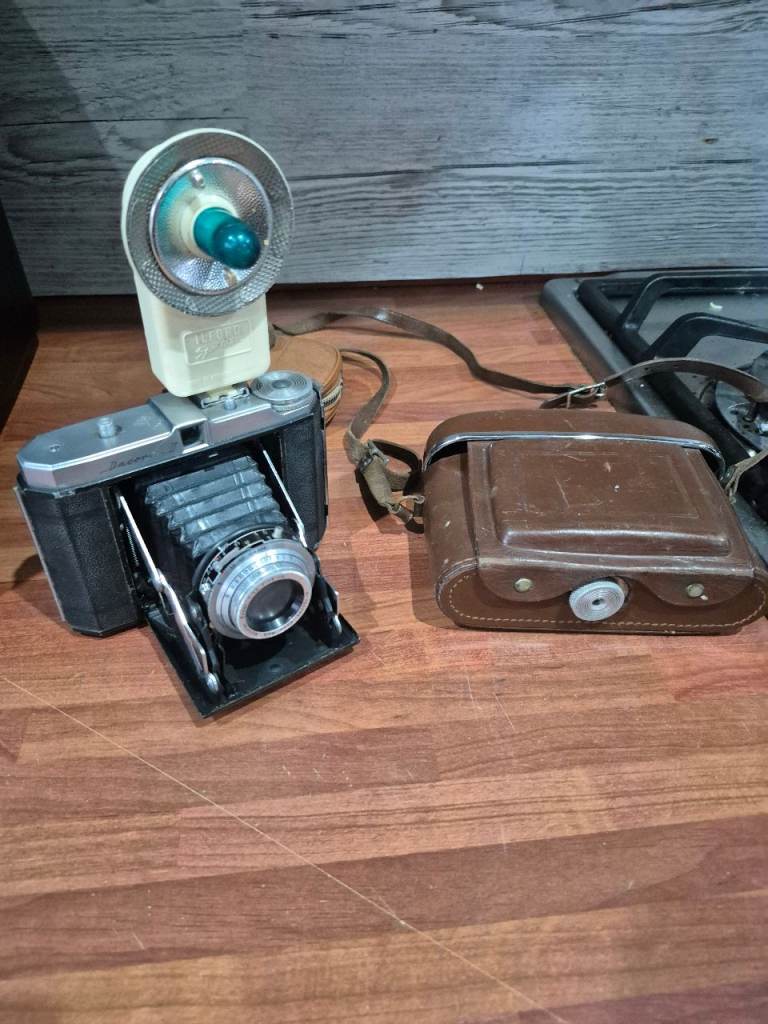 Vintage Dacora Folding Camera with Leather Case & Flash – Classic Collectible