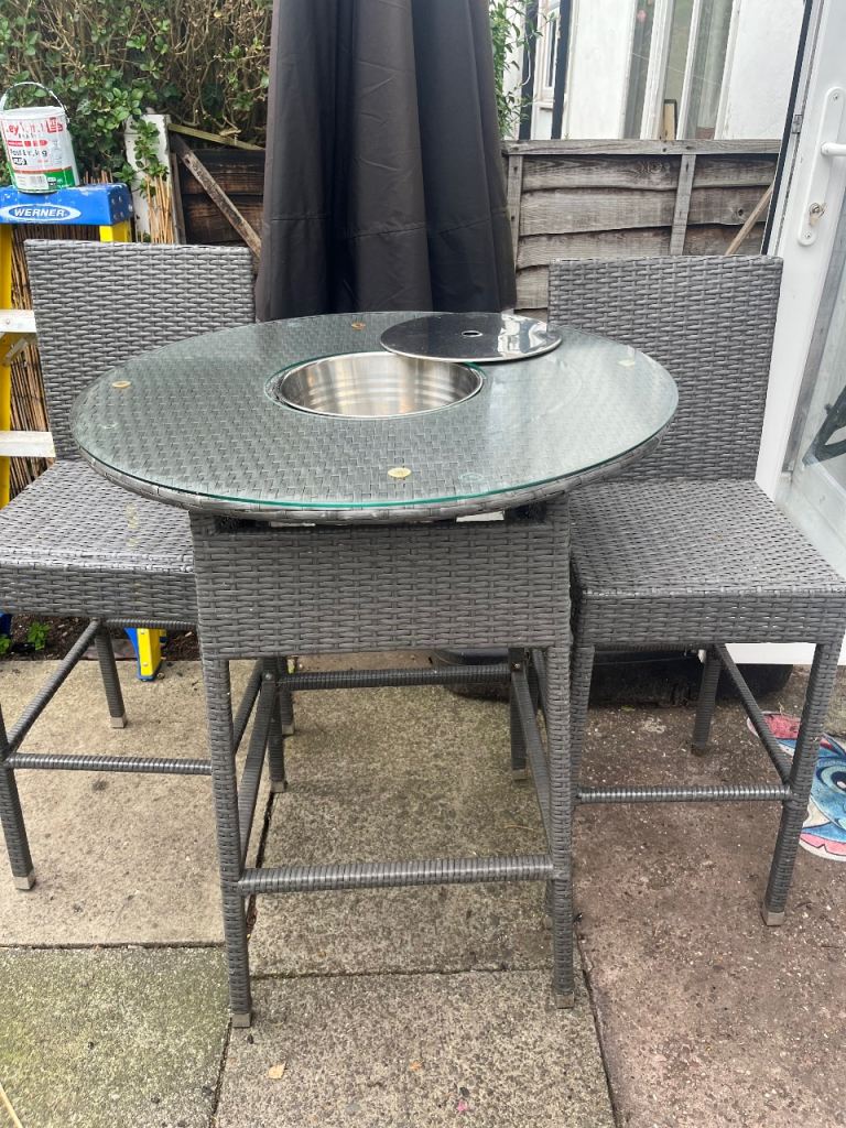 Garden table with ice bucket and 2 chairs 