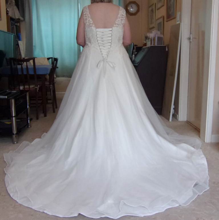 Wedding Ivory dress for sale size UK 18-20/22