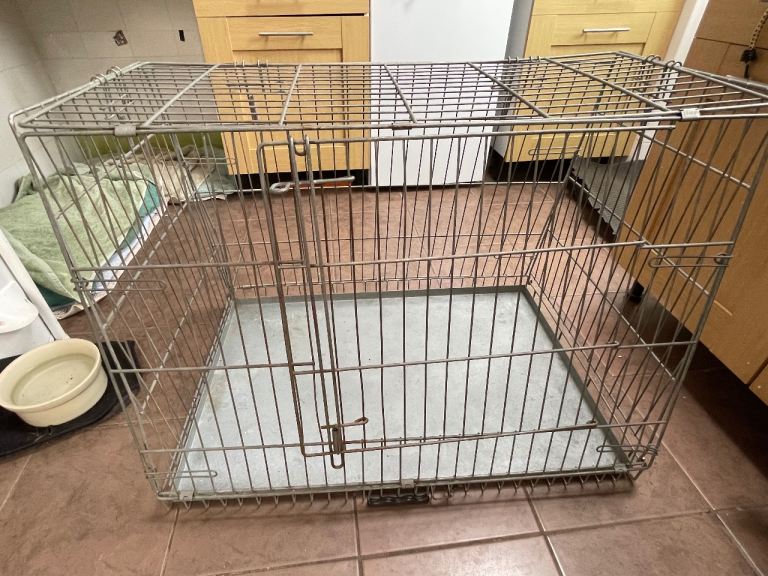 Large Metal Dog Crate – Good Condition