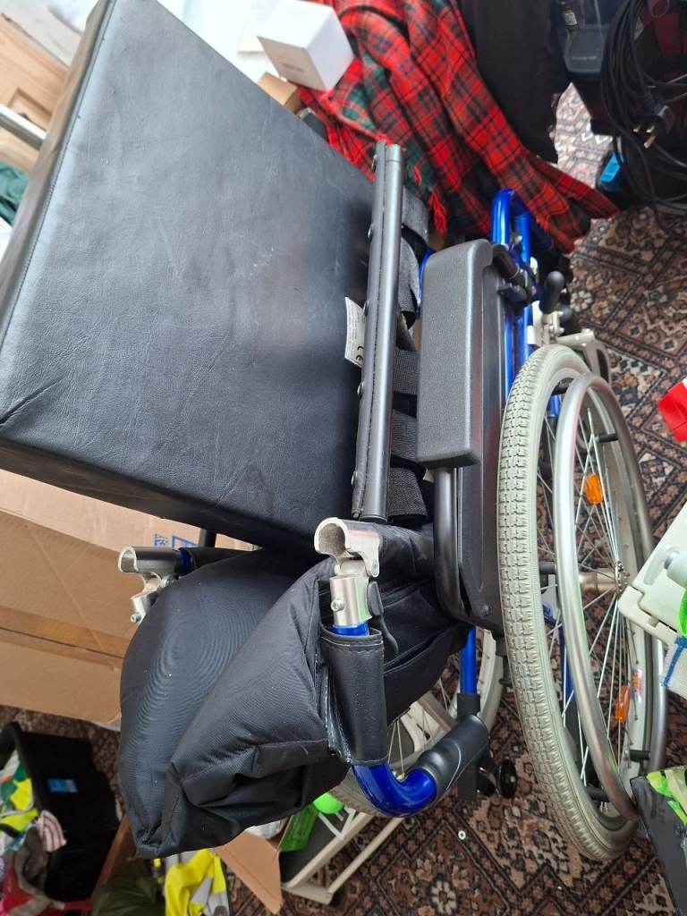 Self propelled lightweight wheelchair 