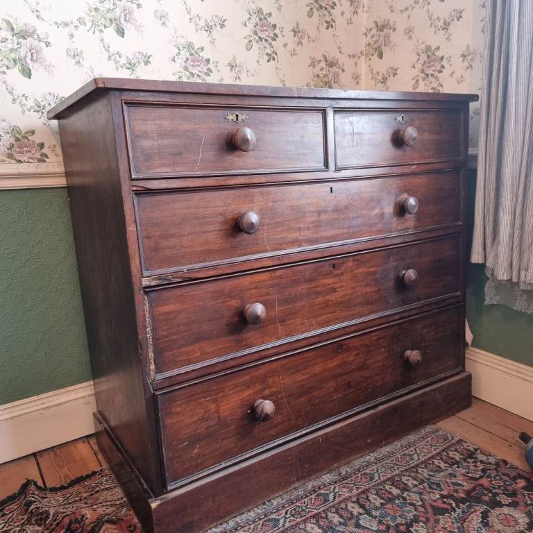 Vintage wooden chest of drawers 