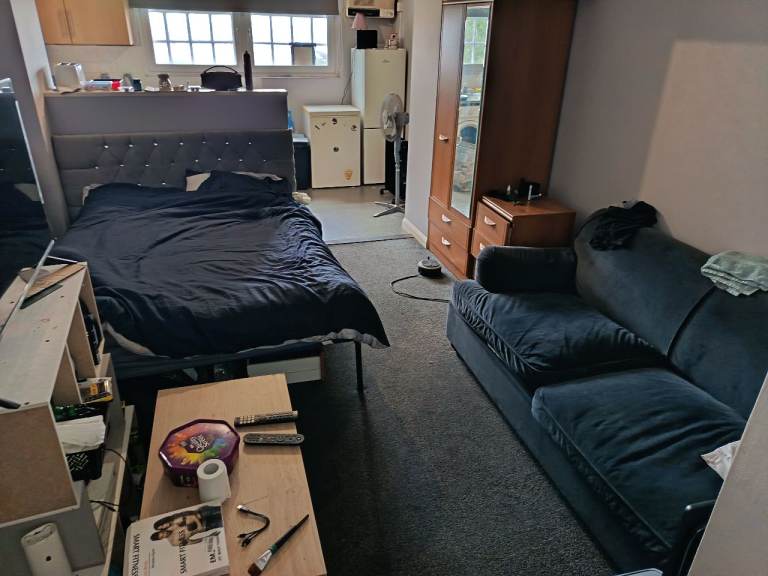 Studio flat to share 
