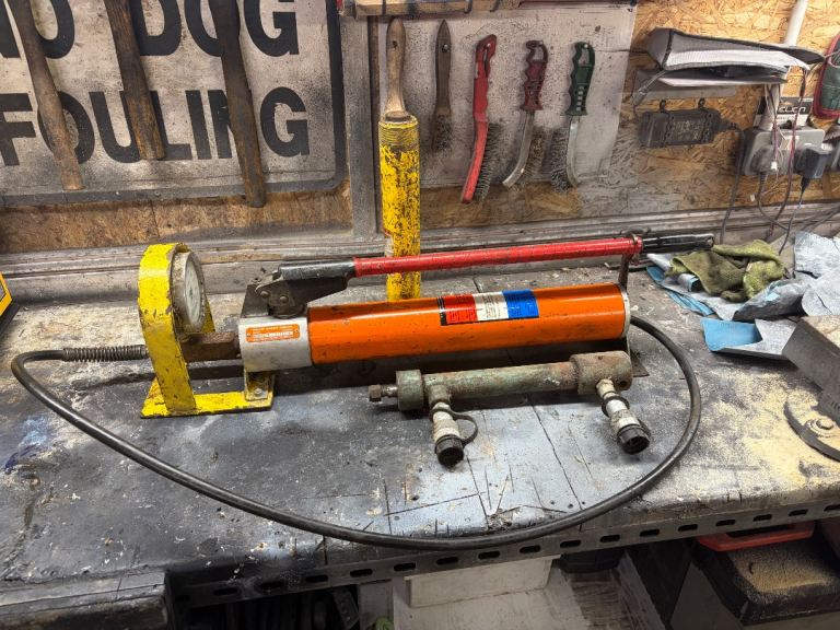 Holmatro jack and pump