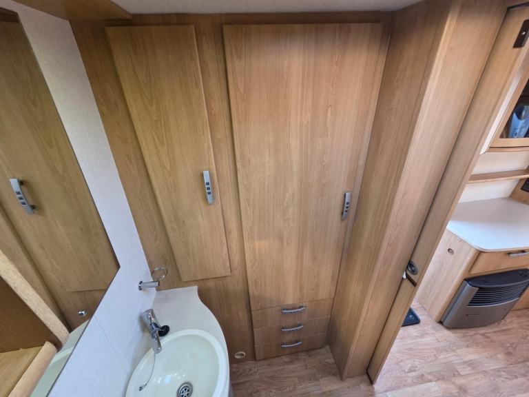 Lunar Quasar 462 2010 Lightweight 2 Berth Touring Caravan