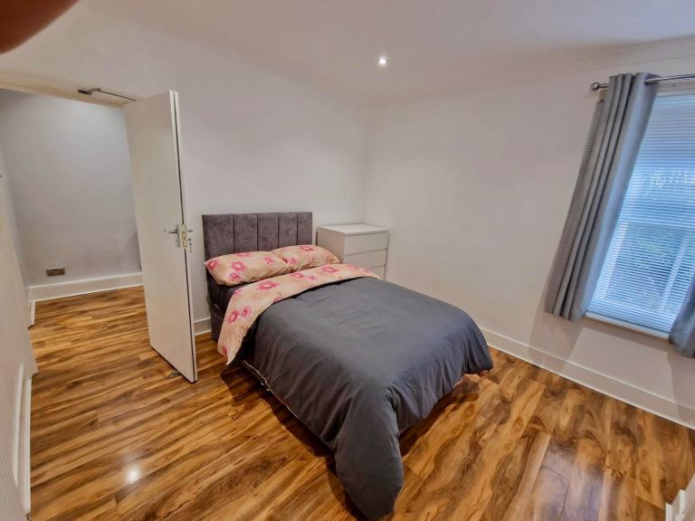 Rent Large Double Room - Lower Addiscombe Road, Croydon CR0 