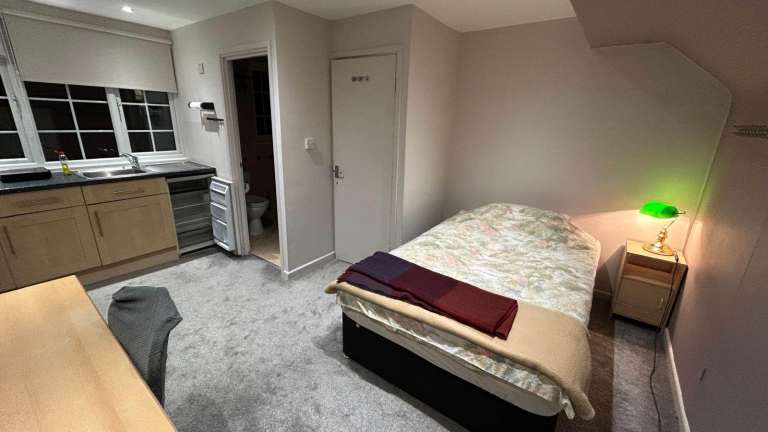Luminous en-suite studio-W10-All Bills Included