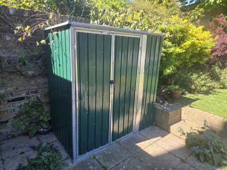 Garden Shed + 2 shelves