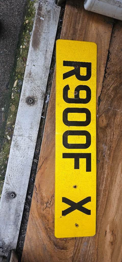 Number plate *R90OFX*