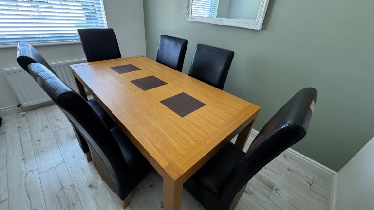 Dining table and 6 chairs 