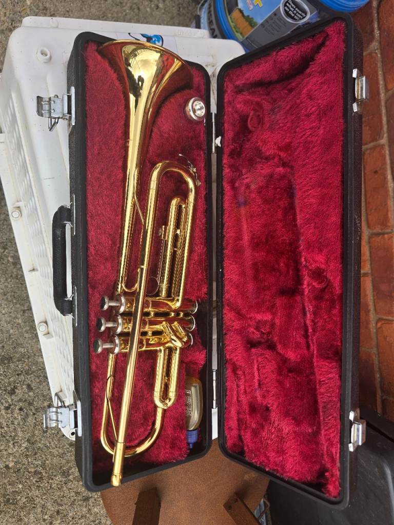 Yamaha Trumpet with Case and Valve Oil – Good Condition