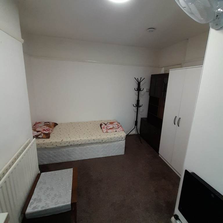 Spacious & Cosy Ensuite Room for Rent in - TW14 8NA
