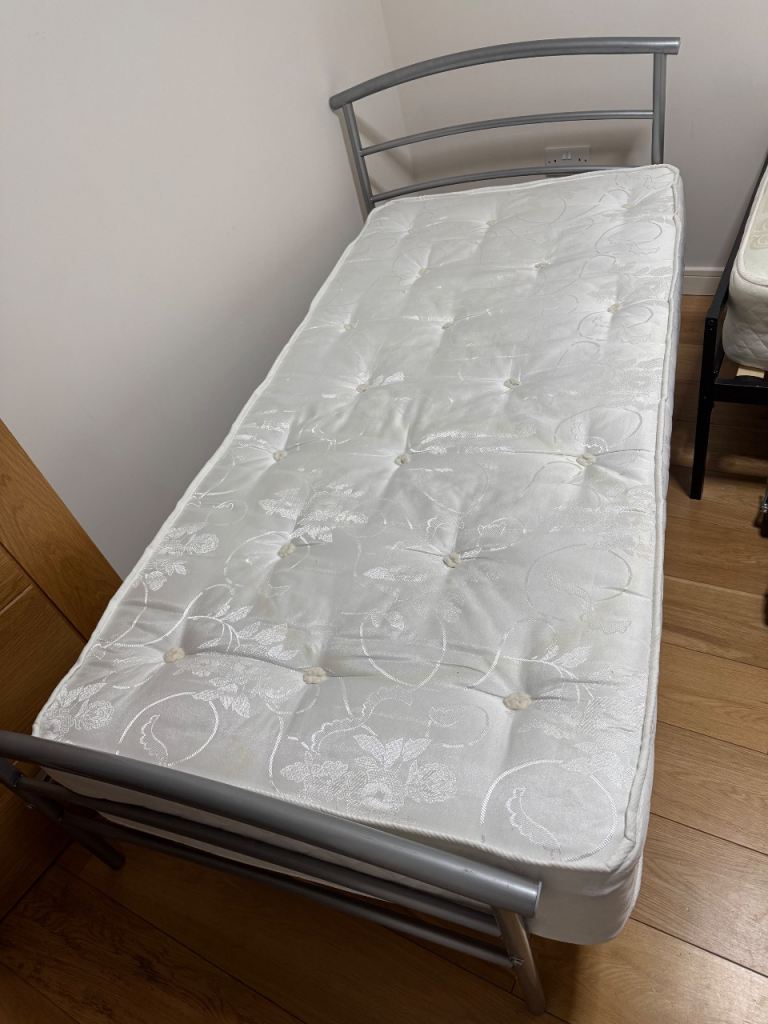 2x single beds with mattresses