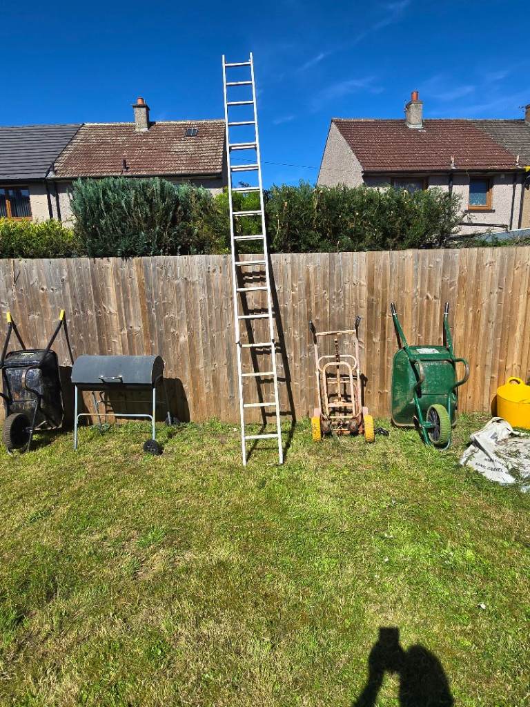 Large Metal Extension Ladder – Good Condition