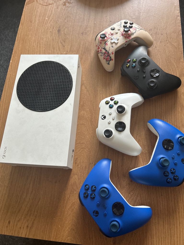 Xbox series s with 5 controllers 