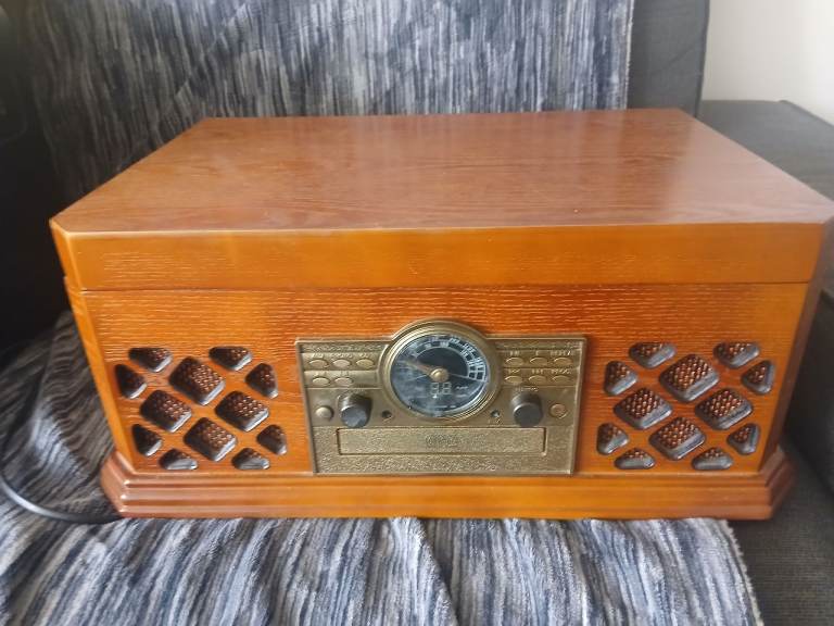 Retro style record player/cd/radio/cassette/aux 