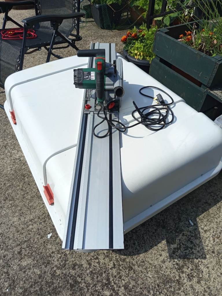 Roof rails and large fiammia storage box 
