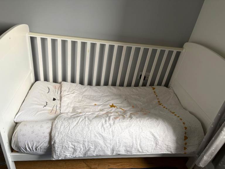 White Mamas & Papas Baby/Toddler Bed + Mattress Bundle – Great Condition | Stain-free | RRP: £390