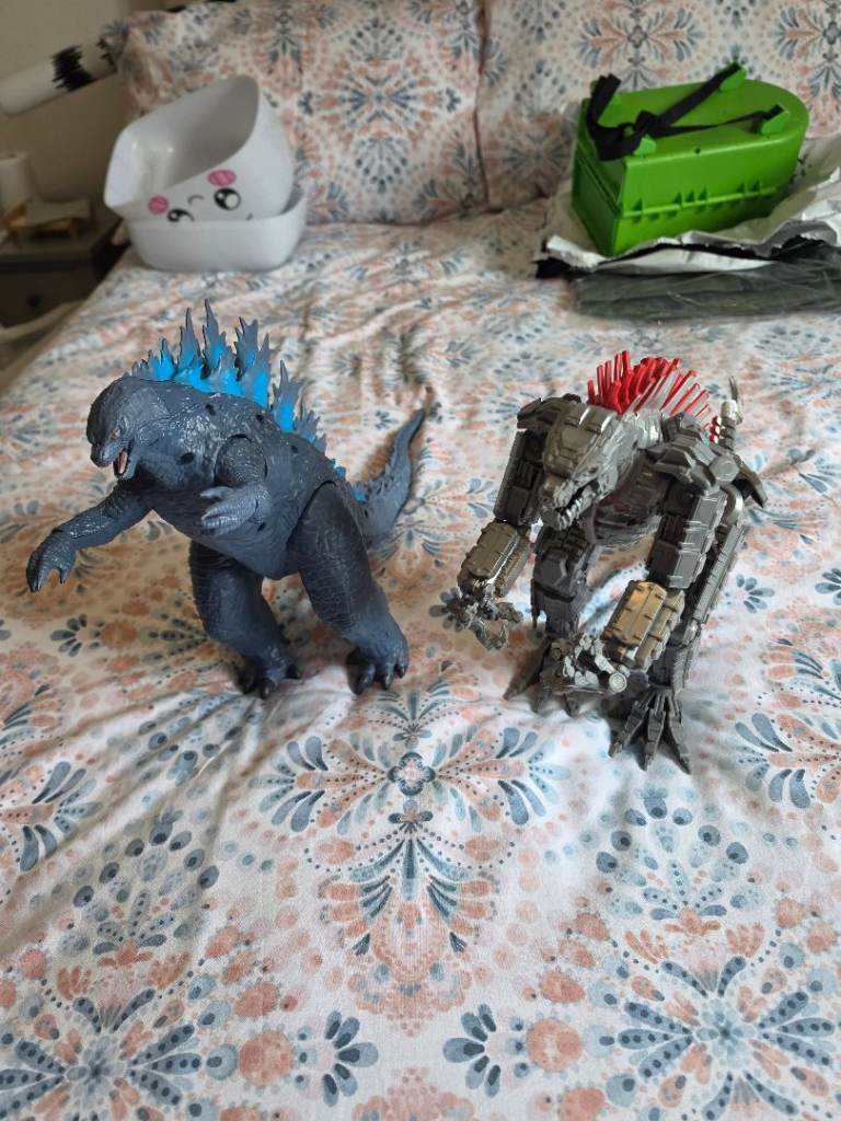 Godzilla and Mechagodzilla Action Figures – Good Condition