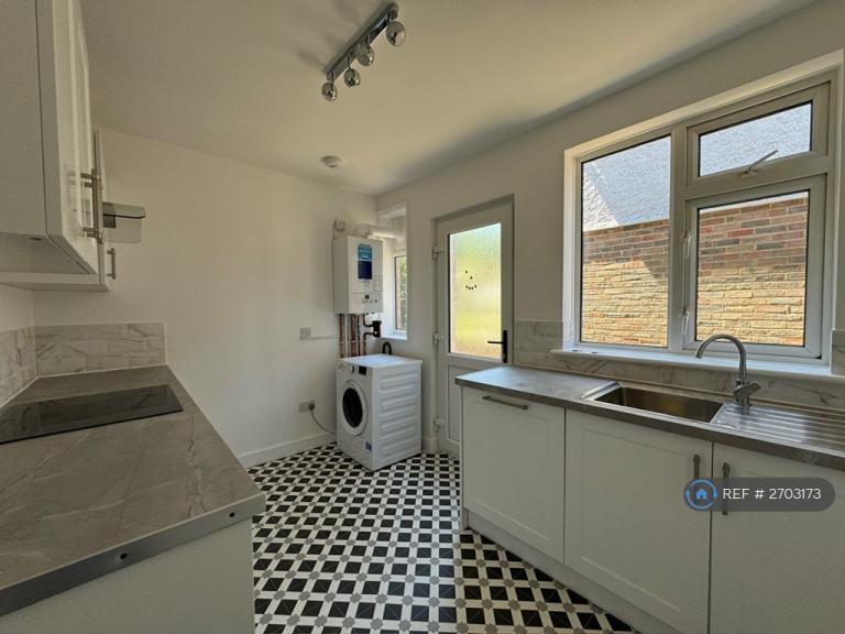 2 bedroom flat in Lower Queens Road, Ashford, TN24 (2 bed) (#2703173)