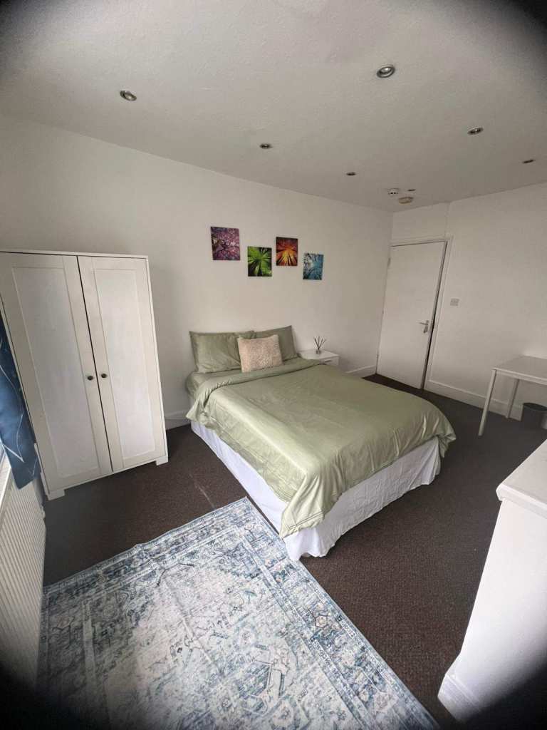 Bight double room available in Westbourne Grove