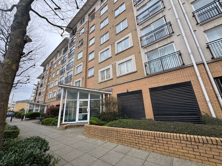 2 Bed 2 Bath with Parking for 1 Car - Settlers Court, 17 Newport Avenue, London E14 2DG