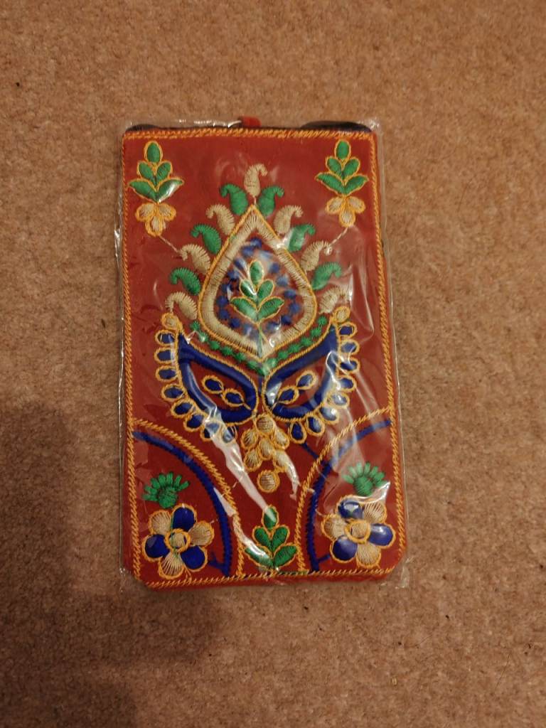 Mobile phone carry pouch