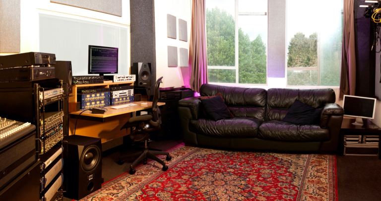 Recording studio E1/4.6m by 3.6m control room/Pro soundproofed/Vocal booth/Large windows/Air con