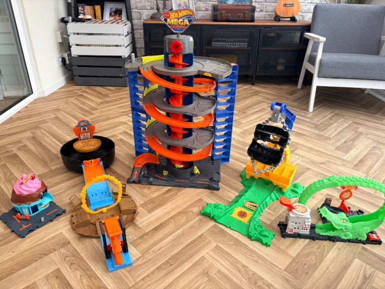 Hot Wheels Garage and misc track bundle