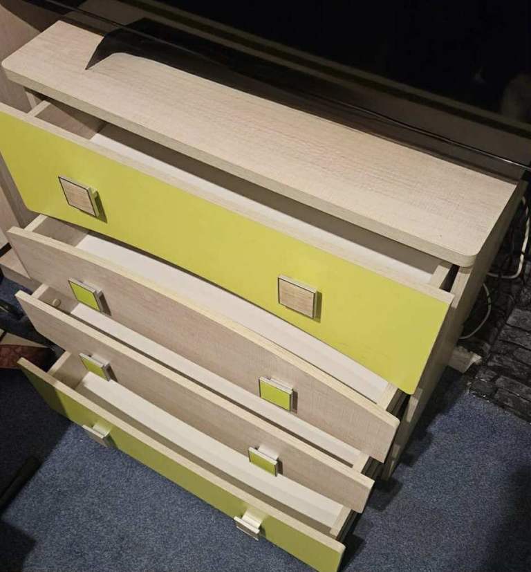 Chest of drawers