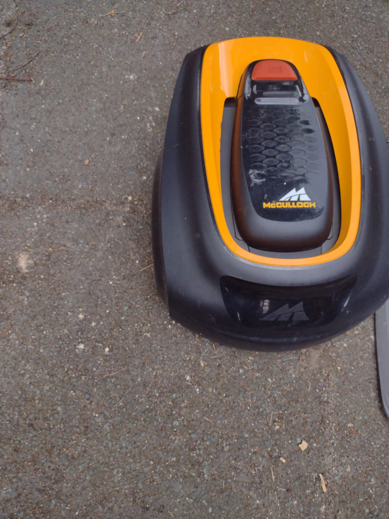 McCulloch R1000 Robot LAwn Mower