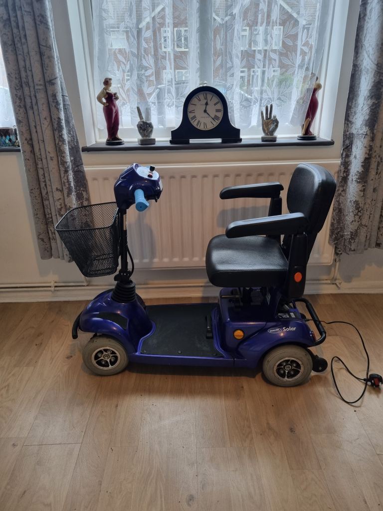 Folding mobility scooter 