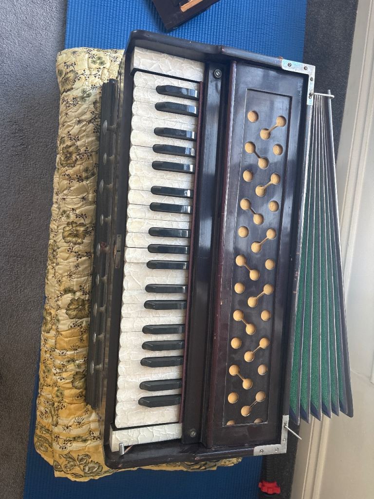 Music Hub Harmonium – Dark Wood Finish
