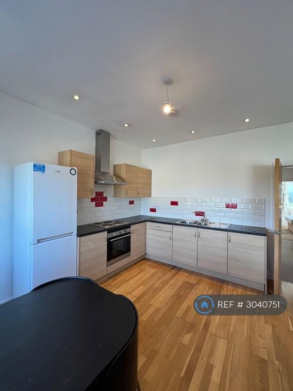 2 bedroom flat in Bronwydd Road, Carmarthen, SA31 (2 bed) (#3040751)