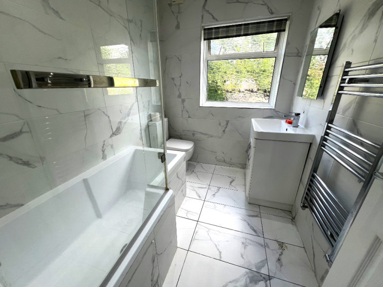 Excellent 6 bedrooms House with converted conservatory of one bedroom flat near Redbridge Station 