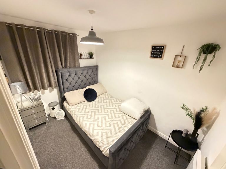 Room for rent available now in 2 bed property