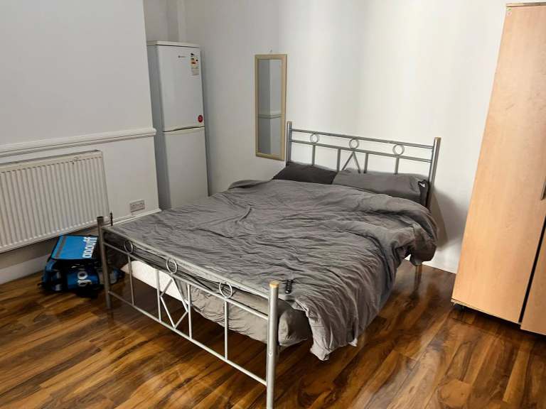 Spacious Room – £170pw – 5 Mins from Ilford Station