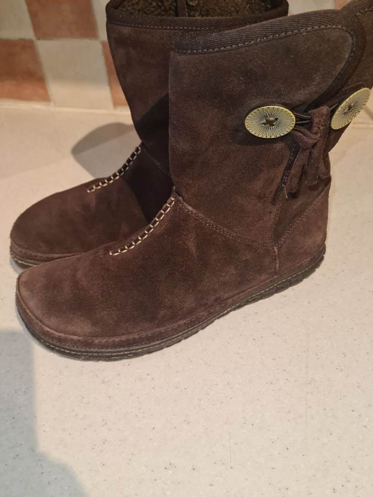 Clarks brown Australia style snow boots uk5d well worn but plenty of life left in them 