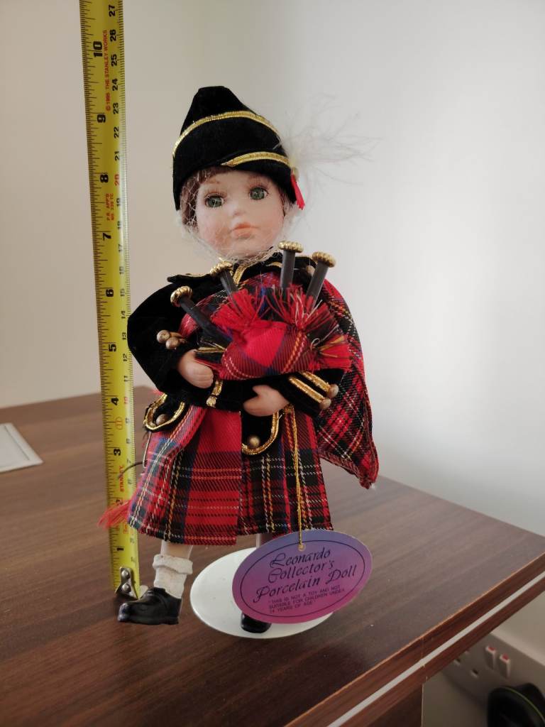 Leonardo Porcelain Collection Doll Scottish The Piper 9inch tall