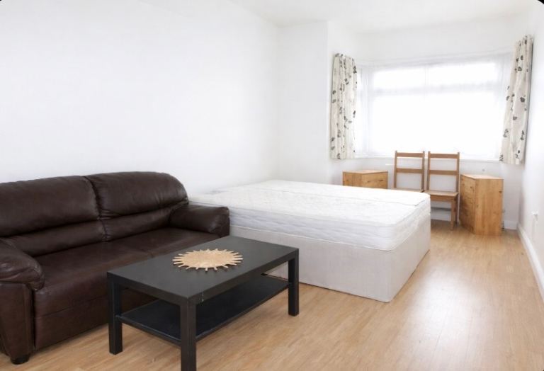 STUDIO ROOM   With own en suite Bills included  £1150