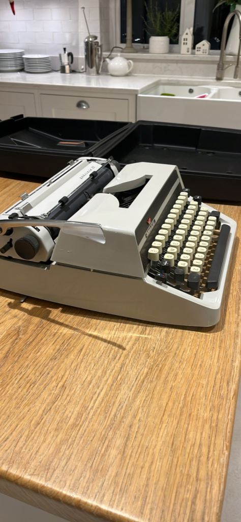 Vintage Gabriele 25 Typewriter