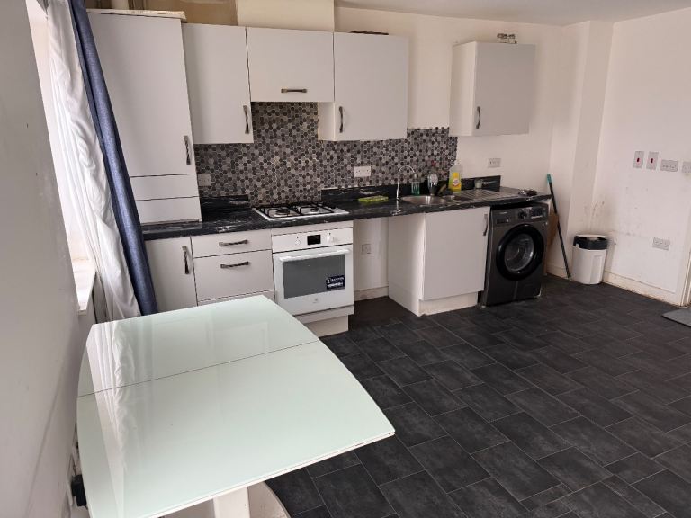 2 BEDROOM FLAT, CLOSE TO AMENITIES