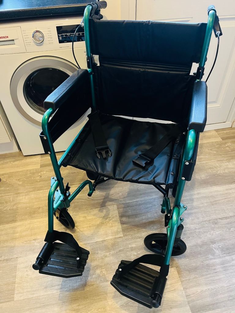 WHEELCHAIR.*EXTRA WIDE SEAT. (Nearly New) Excellent Condition. Green. 