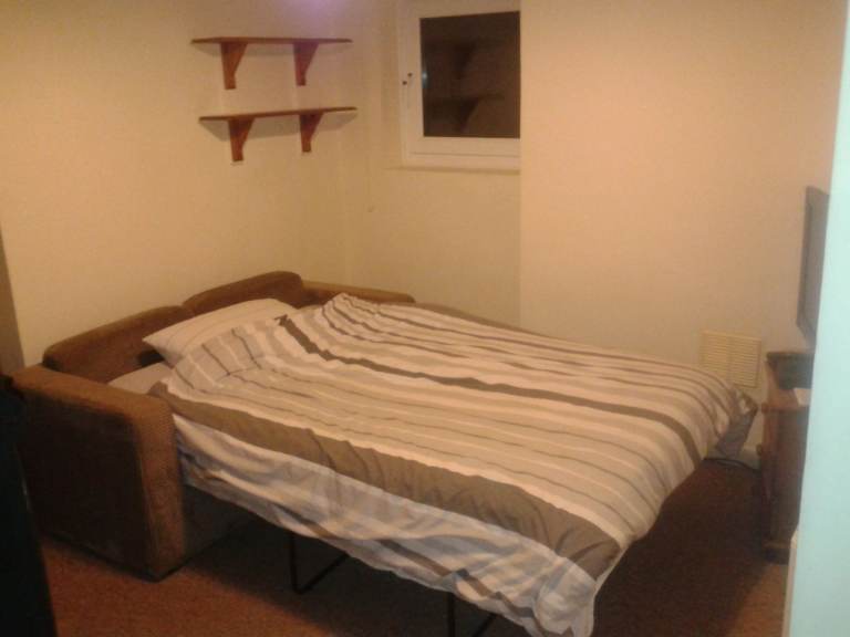 Good size furnished room (approx 3.2mx3.5m) in Hove