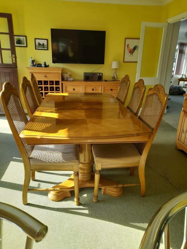 Dinning table and 6 matching chairs
